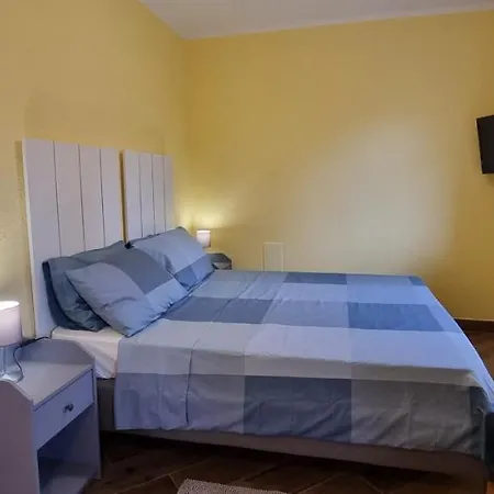 Lo Noyer Et Les Roses 3*